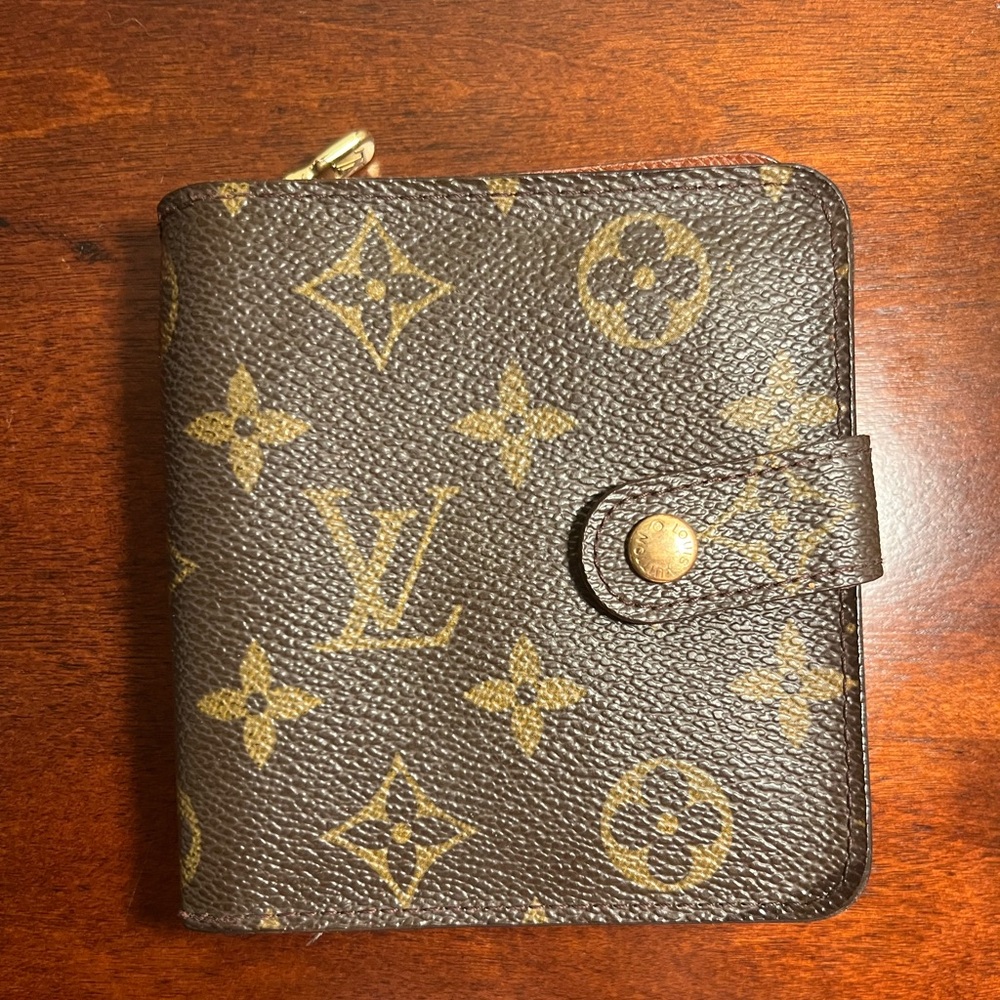 Louis Vuitton bi fold monogram canvas wallet